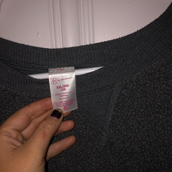 Simple cozy crewneck! - Picture 2 of 2